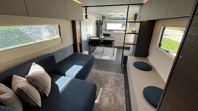Adria Astella 903 (2026) langer Wohnwagen, Sofa, Sitzecke, Lounge